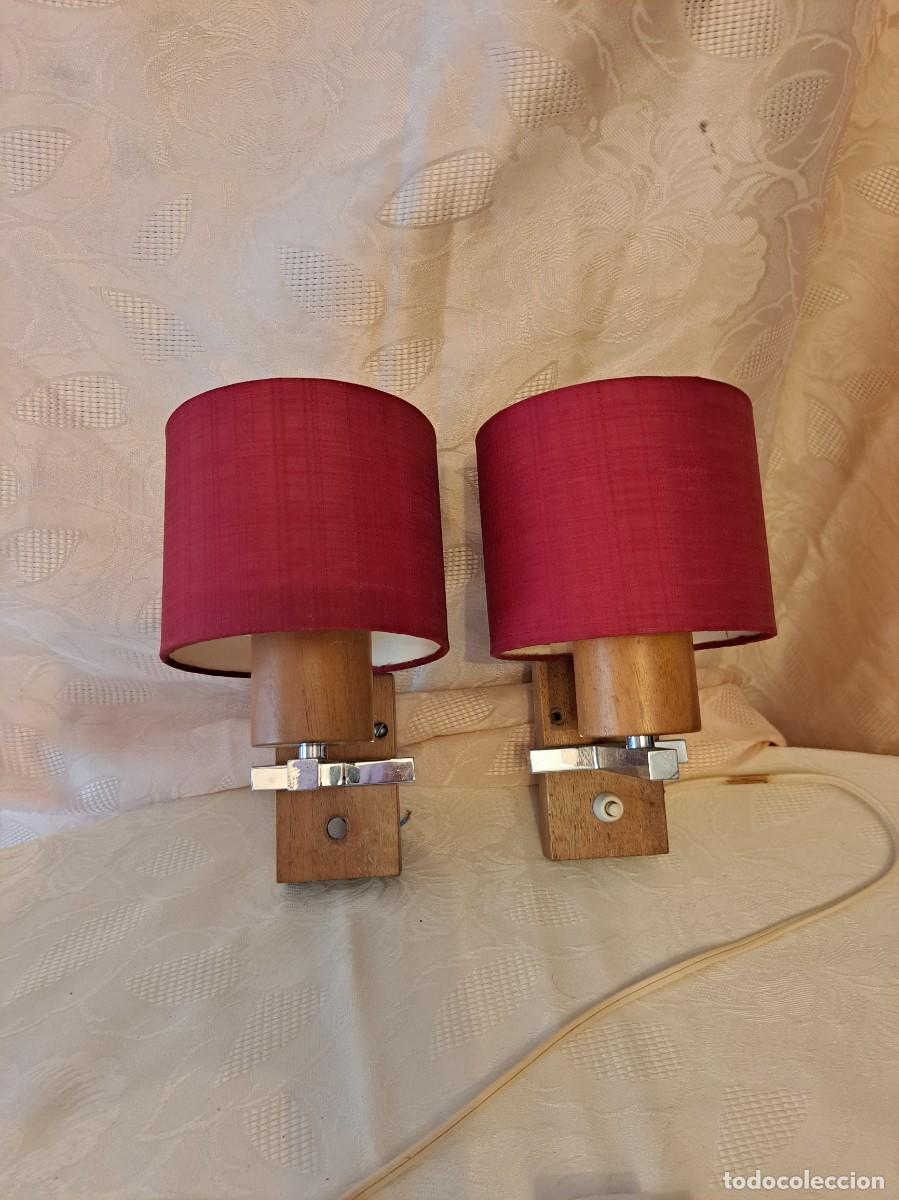 Vintage: Pareja de l&aacute;mparas de pared, de madera cromado y tulipas de tejido en rojo. Mediados del siglo xx