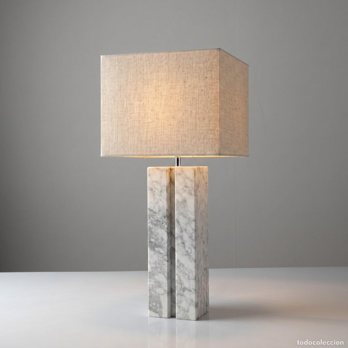 Vintage: Base de L&aacute;mpara de M&aacute;rmol de Carrara con Dise&ntilde;o Art Dec&oacute; Escalonado