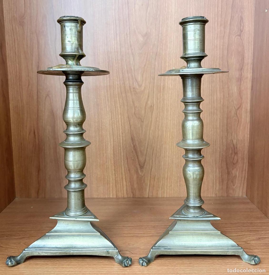 Vintage: PAREJA DE CANDELABROS EN BRONCE CON BASE TRIANGULAR. S. XIX