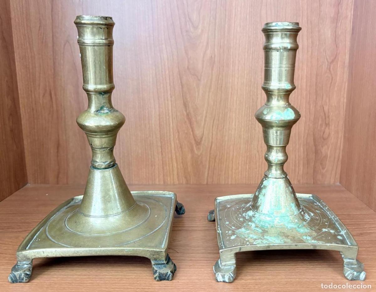 Vintage: PAREJA DE CANDELABROS EN BRONCE CON BASE CUADRADA. S. XIX