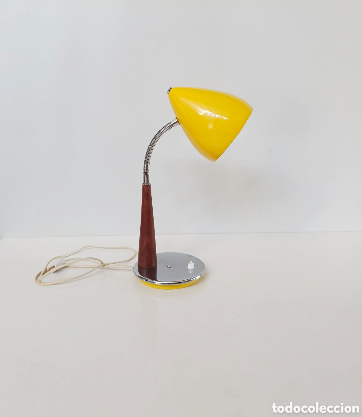 Vintage: FLEXO SOBREMESA MID CENTURY A&Ntilde;OS 60 // VINTAGE MODERN LAMPARA BAUHAUS INDUSTRIAL MADERA AMARILLO