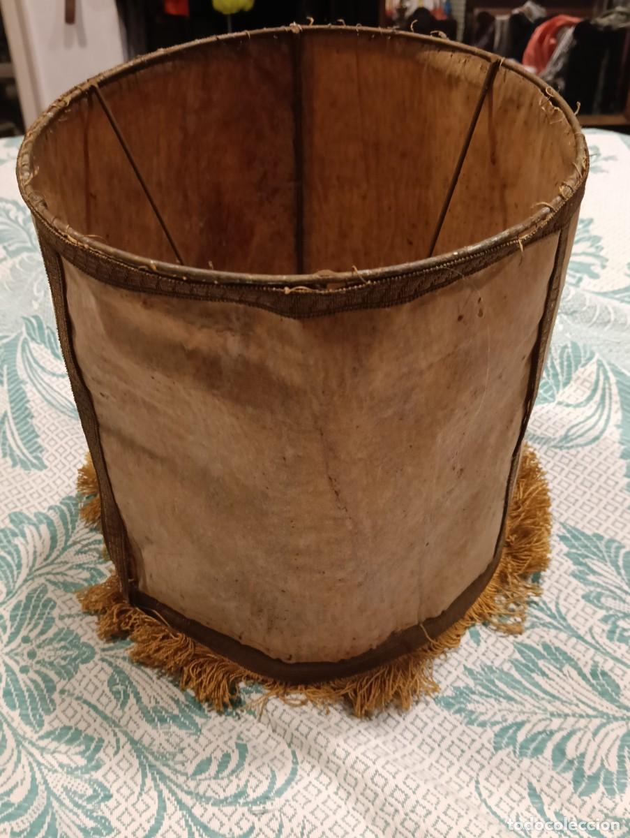 Vintage: Antigua Pantalla de L&aacute;mpara en Pergamino con Flecos y Pasamaner&iacute;a Vintage - 25 cm Altura