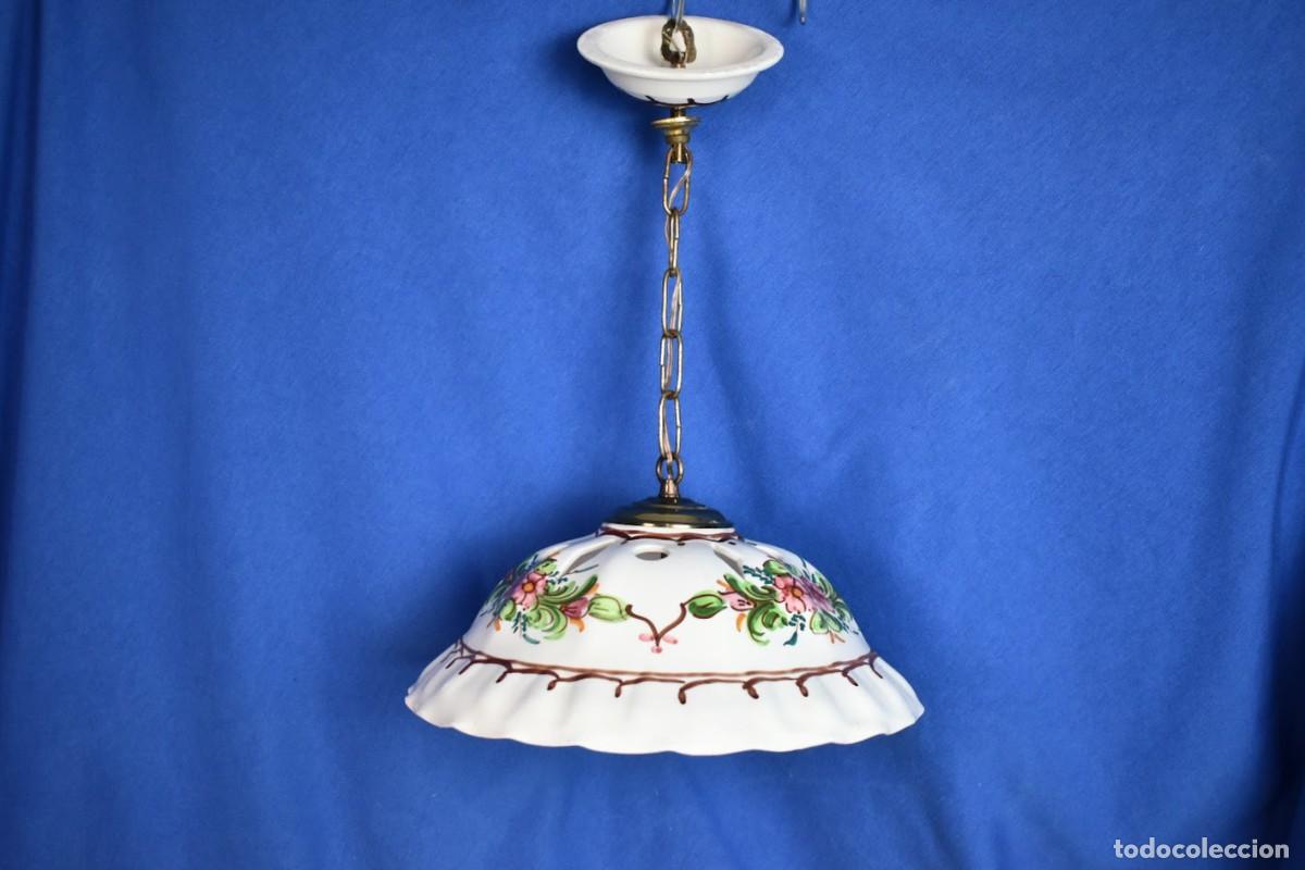 Vintage: Lampara de techo vintage en cer&aacute;mica esmaltada con motivos florares