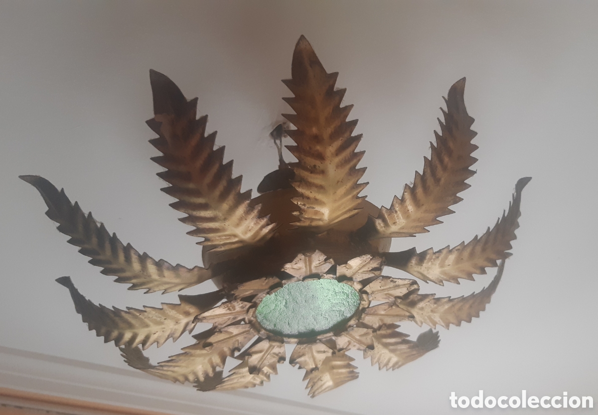 Vintage: Plaf&oacute;n vintage con hojas doradas y cristal verde