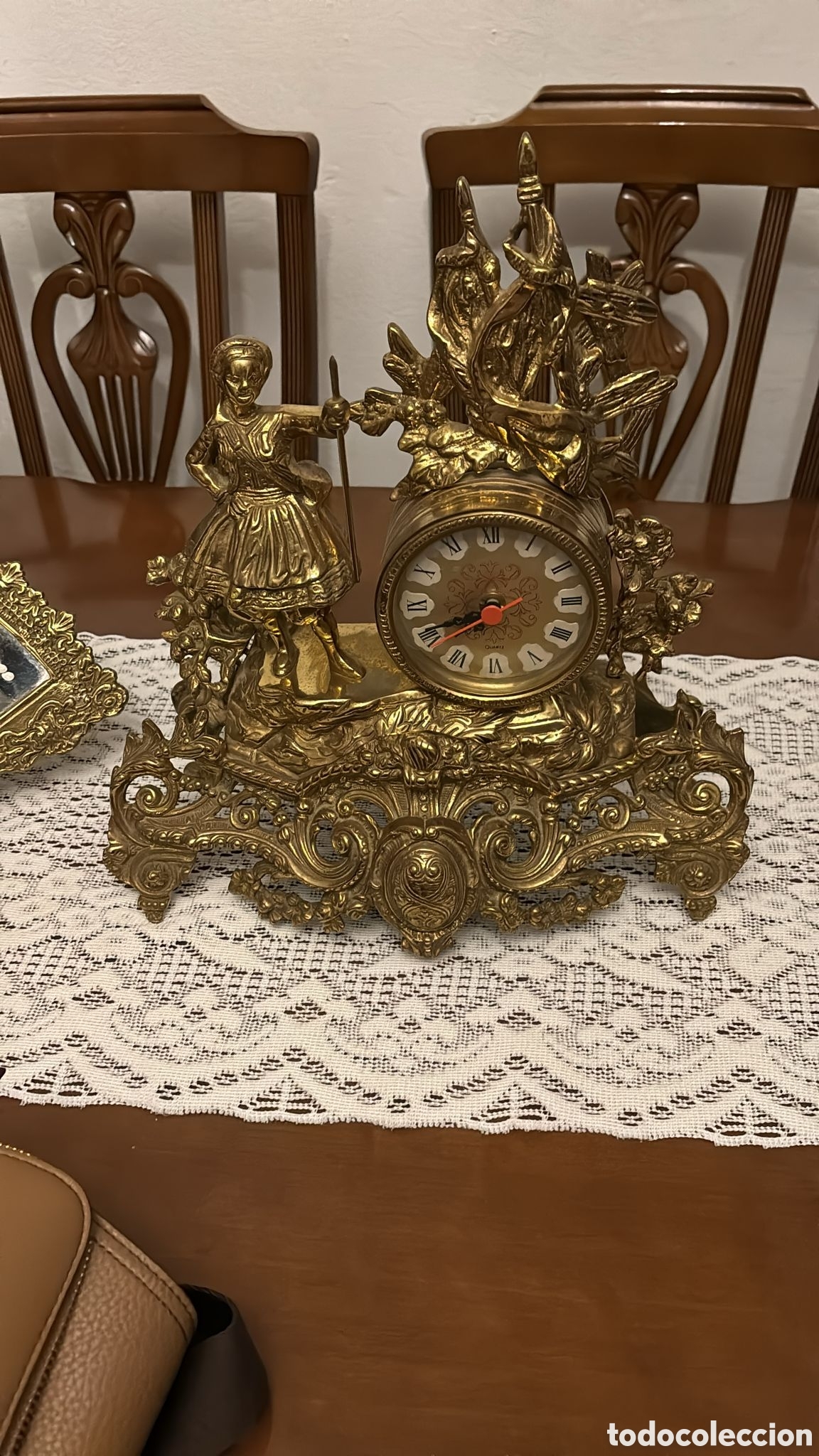 Vintage: Juego de reloj de mesa, candelabros y abanico con espejo a juego.