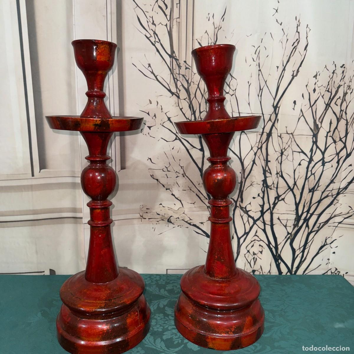 Vintage: Candelabros de Madera Torneada en Tono Rojo Envejecido