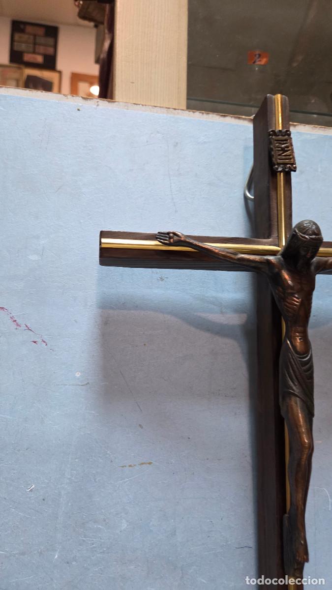 Vintage: crucifijo de madera y metal - Foto 3