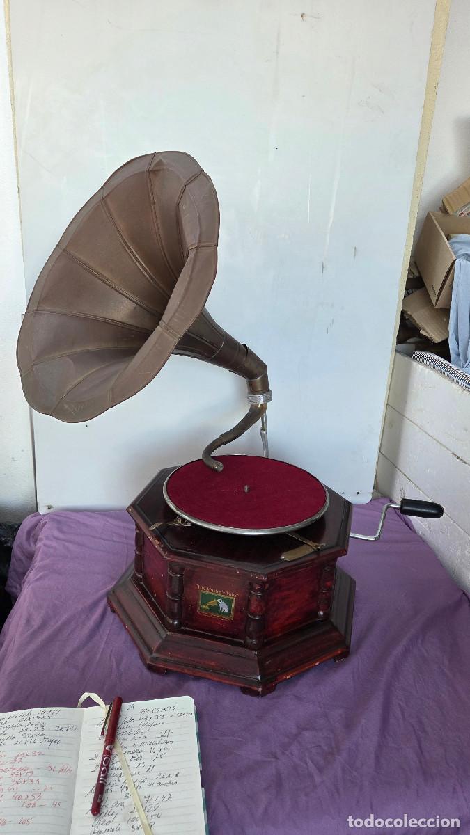 Vintage: gramola antigua de madera la voz de su amo