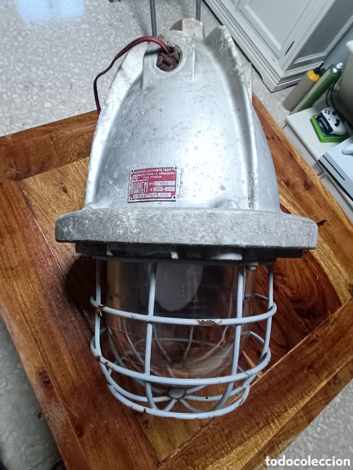 Vintage: l&aacute;mpara industrial de techo antideflagrante de la marca NORTEM de mediados de los a&ntilde;os 50.