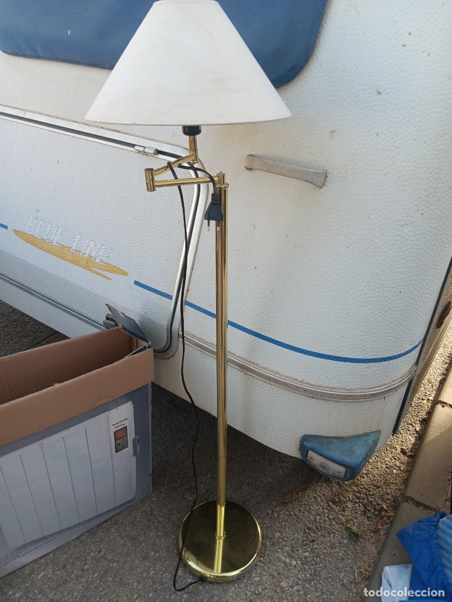 Vintage: l&aacute;mpara de pie vintage de lat&oacute;n con brazo articulado ajustable y una pantalla c&oacute;nica