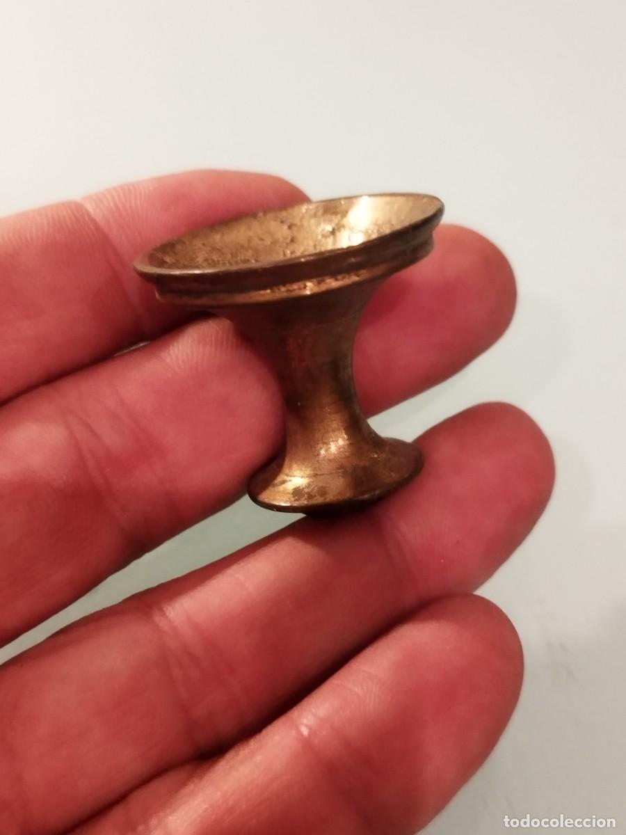 Vintage: Antigua parte de peque&ntilde;o candelero o portavelas en miniatura de lat&oacute;n o bronce.