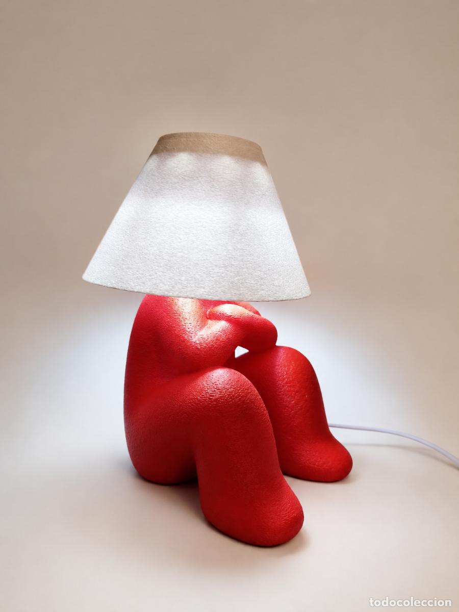 Vintage: L&aacute;mpara roja con personaje enfadado &ndash; Iluminaci&oacute;n incluida