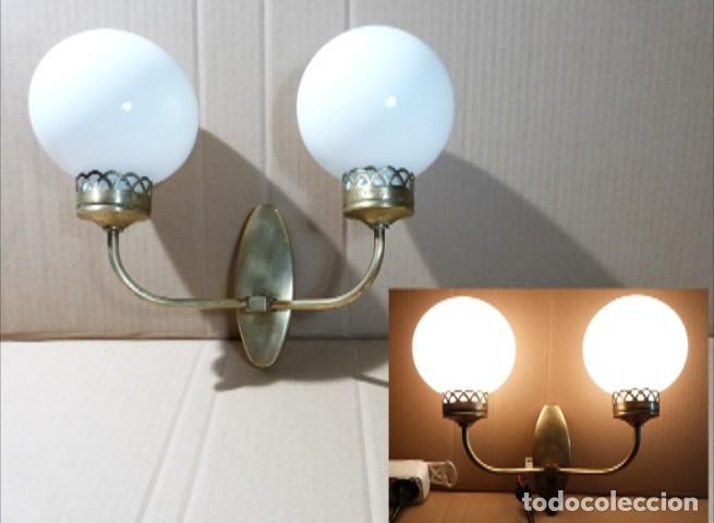 Vintage: Lampara aplique de pared en metal y cristal con tulipas blancas con forma de globo