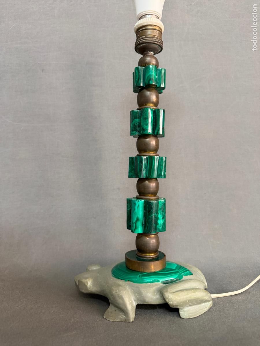 Vintage: L&aacute;mpara de mesa de autor , malaquita y base de rana en serpentina talladas a mano , R791