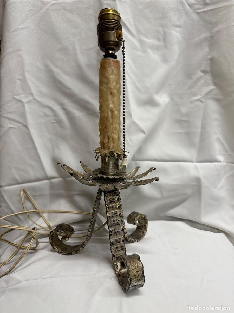 Vintage: Antigua lampara de sobremesa en forja tipo hachero, electrificada. Mide unos 40cms altura