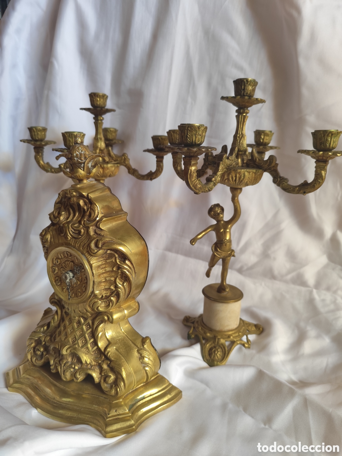 Vintage: Reloj y dos candelabros de bronce - Foto 4