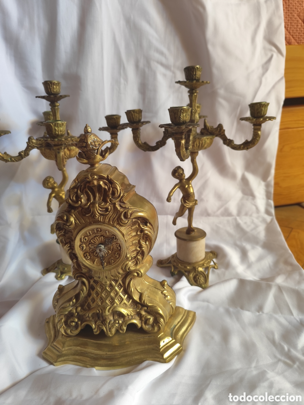 Vintage: Reloj y dos candelabros de bronce - Foto 5