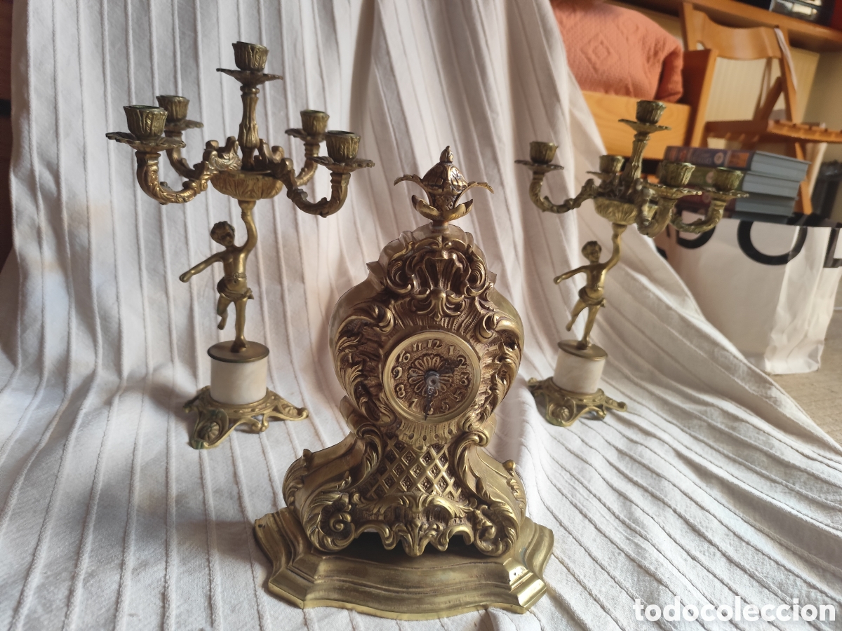 Vintage: Reloj y dos candelabros de bronce