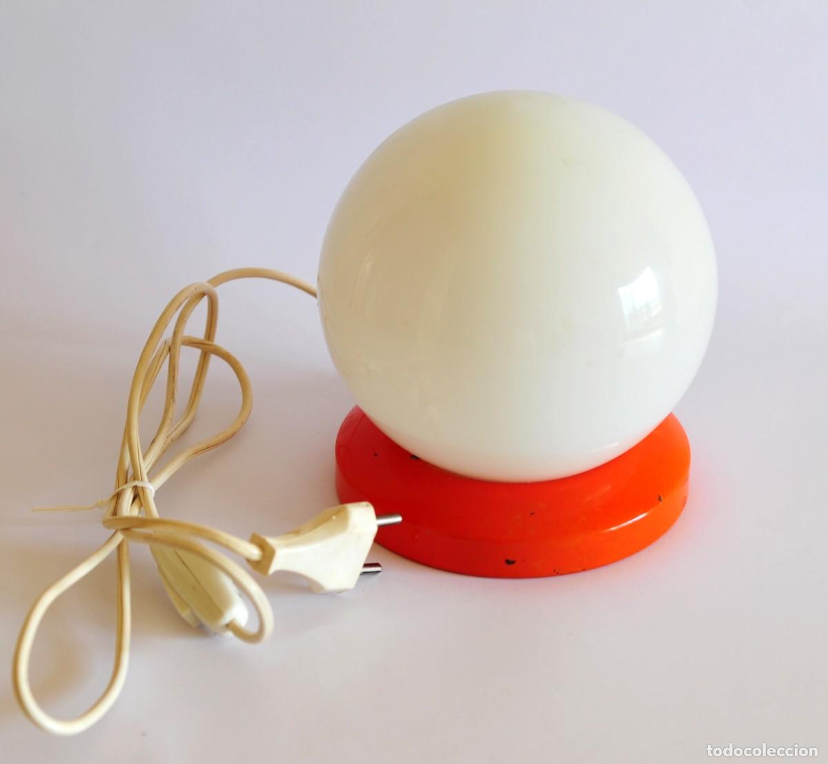 Vintage: L&aacute;mpara vintage de sobremesa. De metal esmaltado color naranja y globo opalino. Original, a&ntilde;os 70.