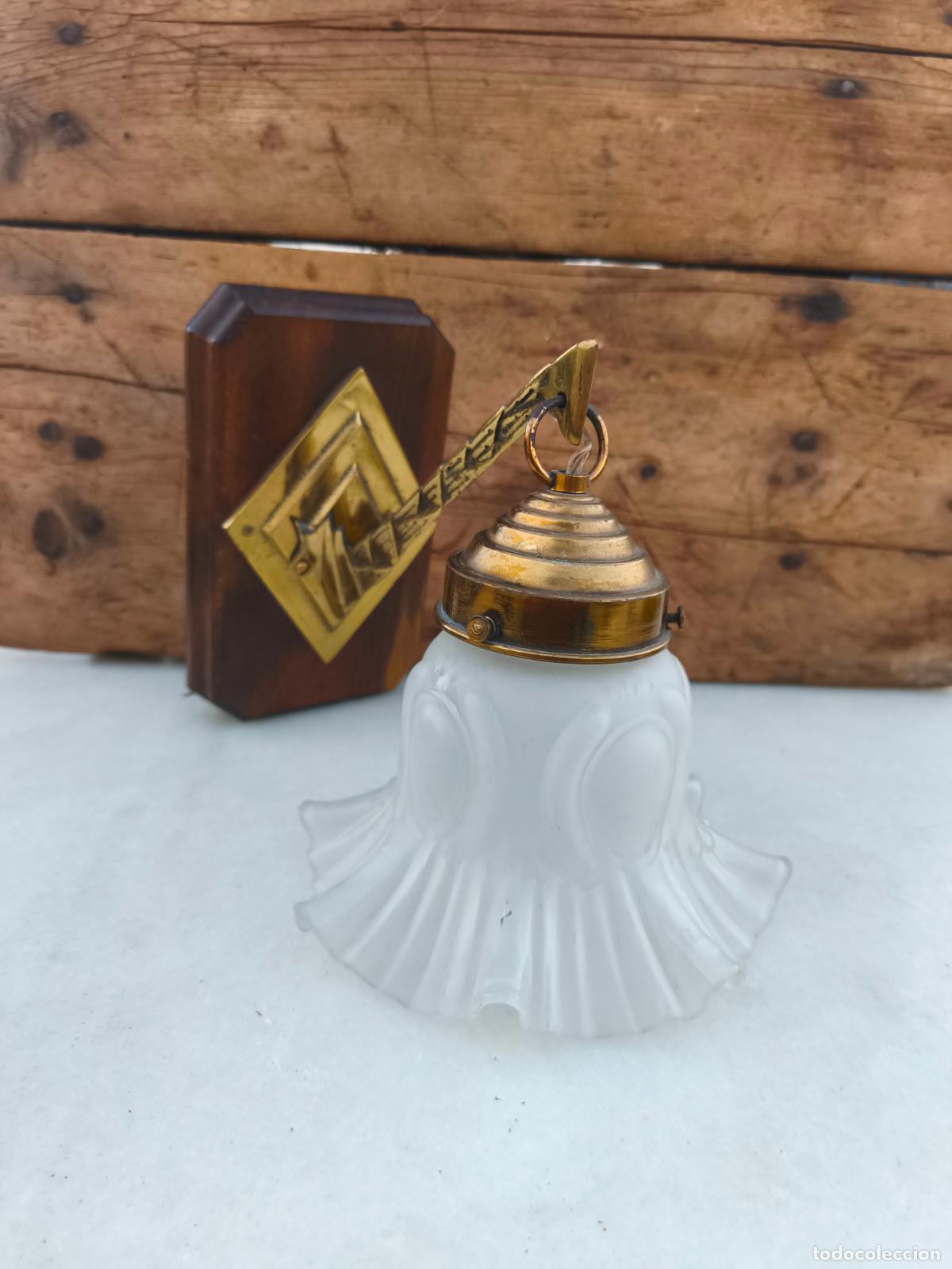 Vintage: Aplique de madera y lat&oacute;n con tulipa esmerilada.
