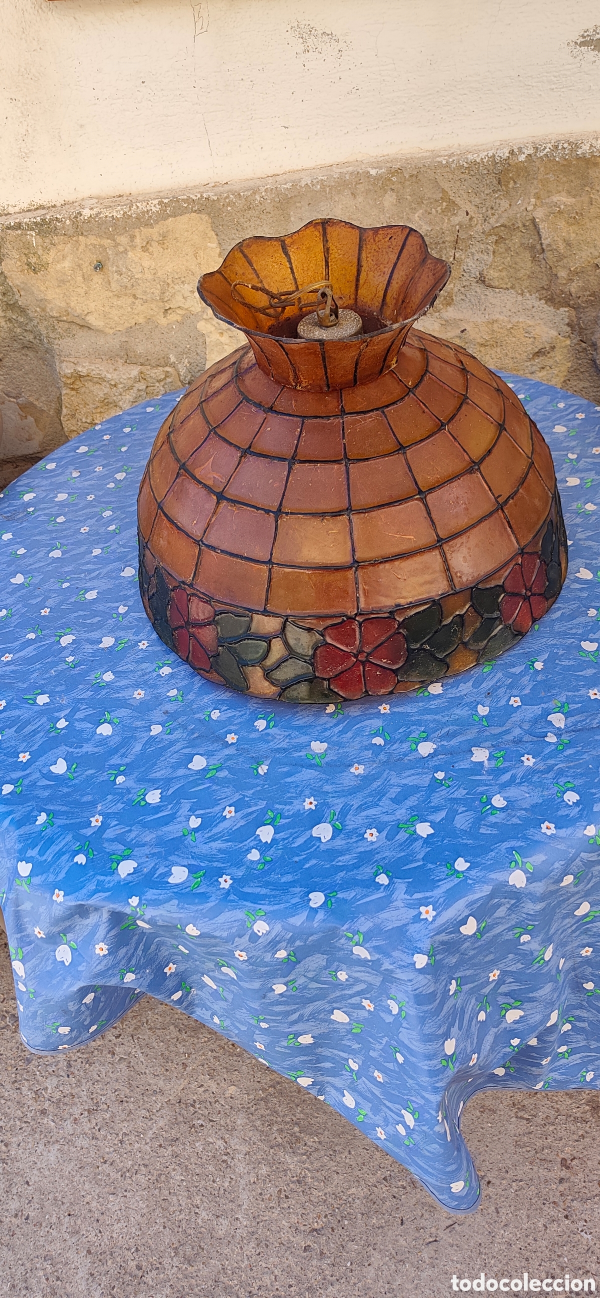 Vintage: L&aacute;mpara de techo vintage estilo Tiffany fabricada con cristal opaco o resina emplomada, con un patr&oacute;