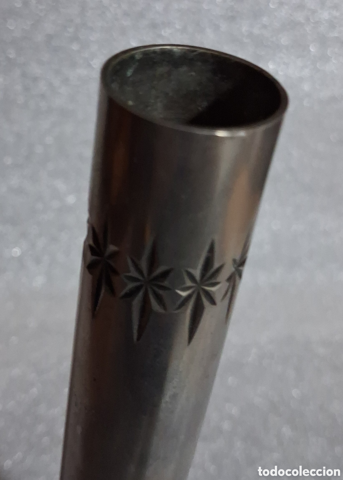 Vintage: Florero alargado de metal plateado - Foto 3