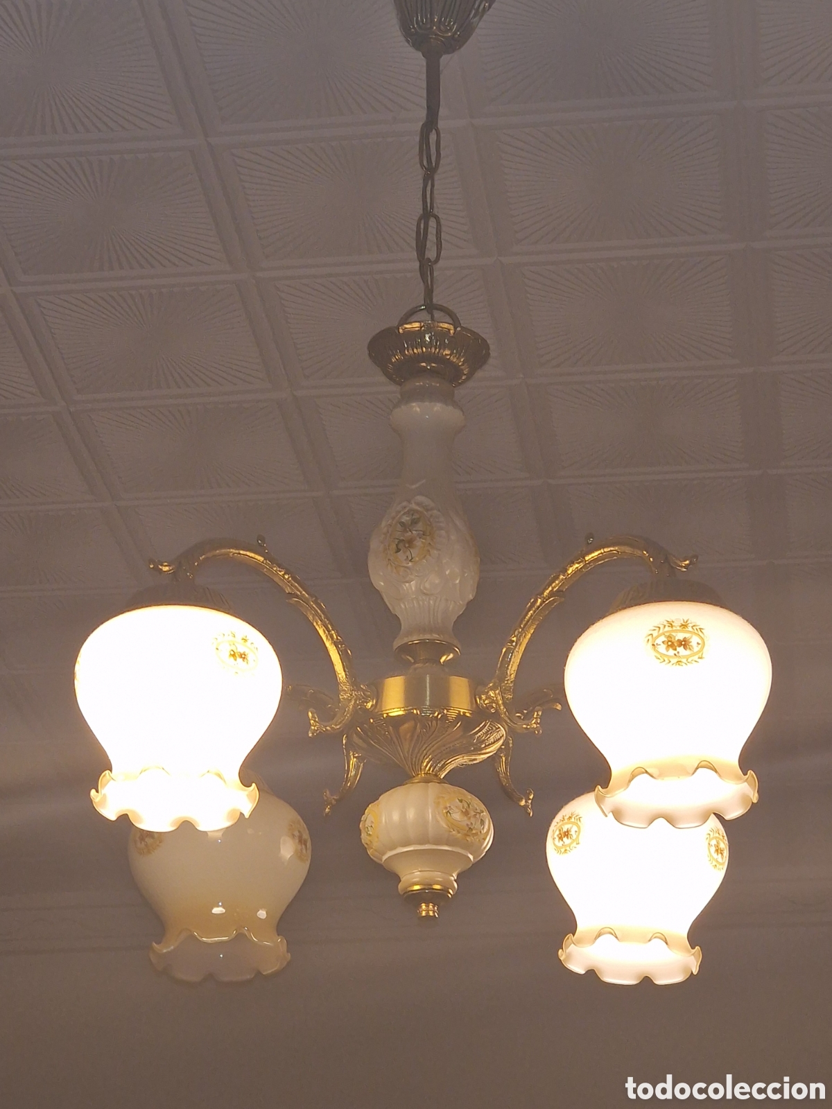 Vintage: Lampara dorada con tulipas.