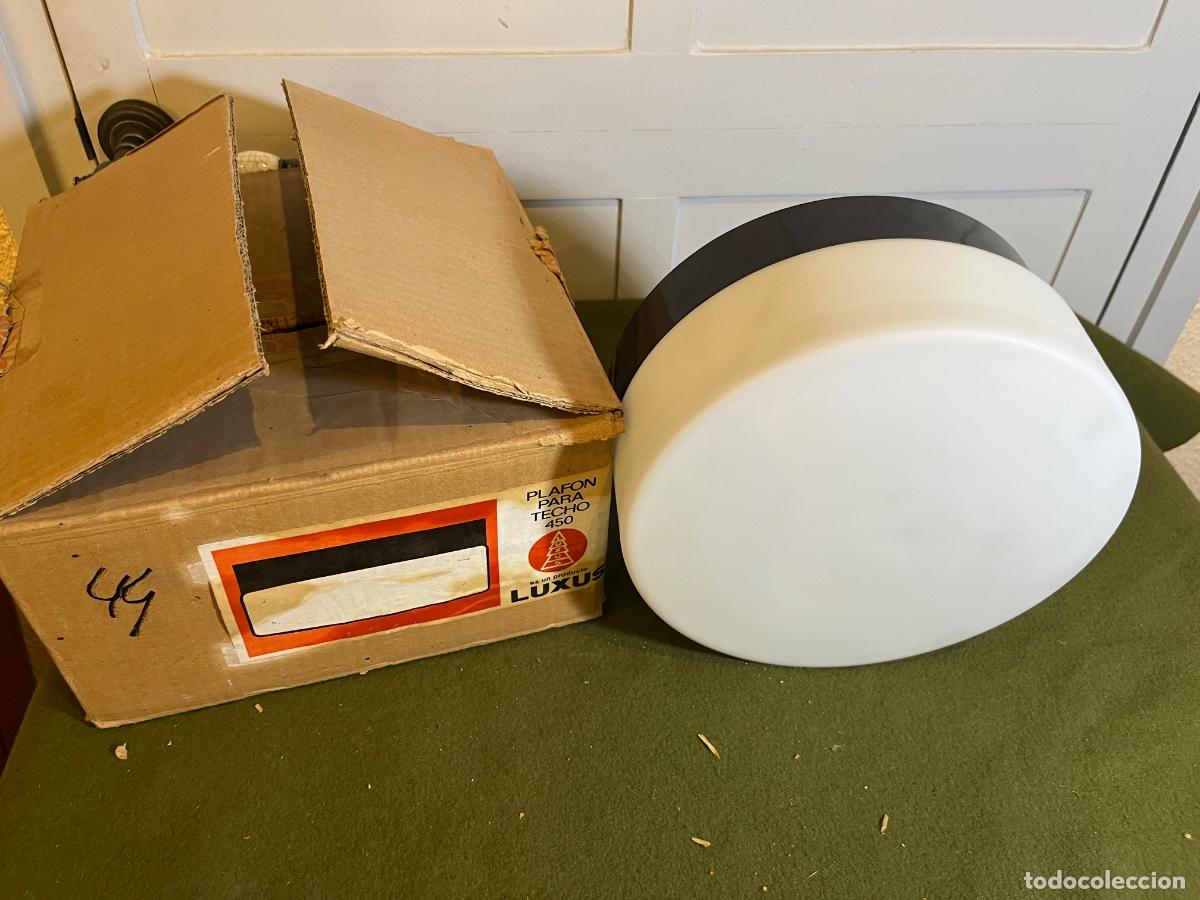Vintage: Plaf&oacute;n vintage de cristal opal blanco y base negra &Oslash;22 cm &ndash; Aplique techo o pared estilo Bauhaus Mid