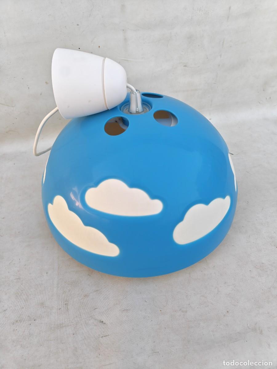 Vintage: L&aacute;mpara colgante infantil Ikea Skojig con dise&ntilde;o de nubes azules y blancas., anos 2000