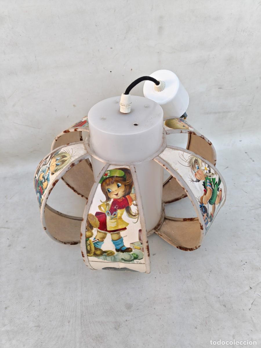 Vintage: L&aacute;mpara de techo infantil, con ilustraciones retro de ni&ntilde;as estilizadas y elementos de los a&ntilde;os 60