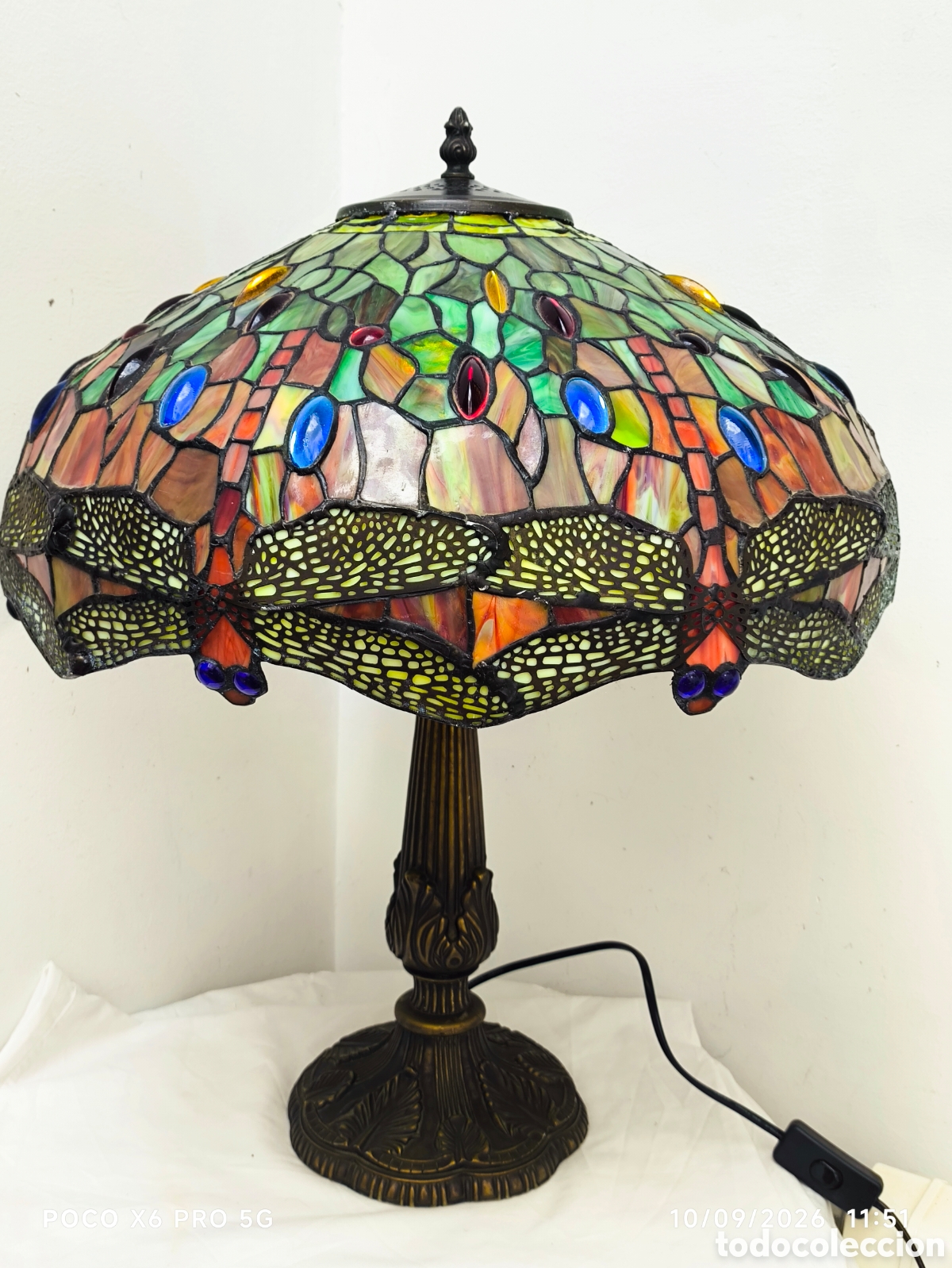 Vintage: l&aacute;mpara de mesa de estilo Tiffany que destaca por su pantalla de vitral con un colorido dise&ntilde;o de li