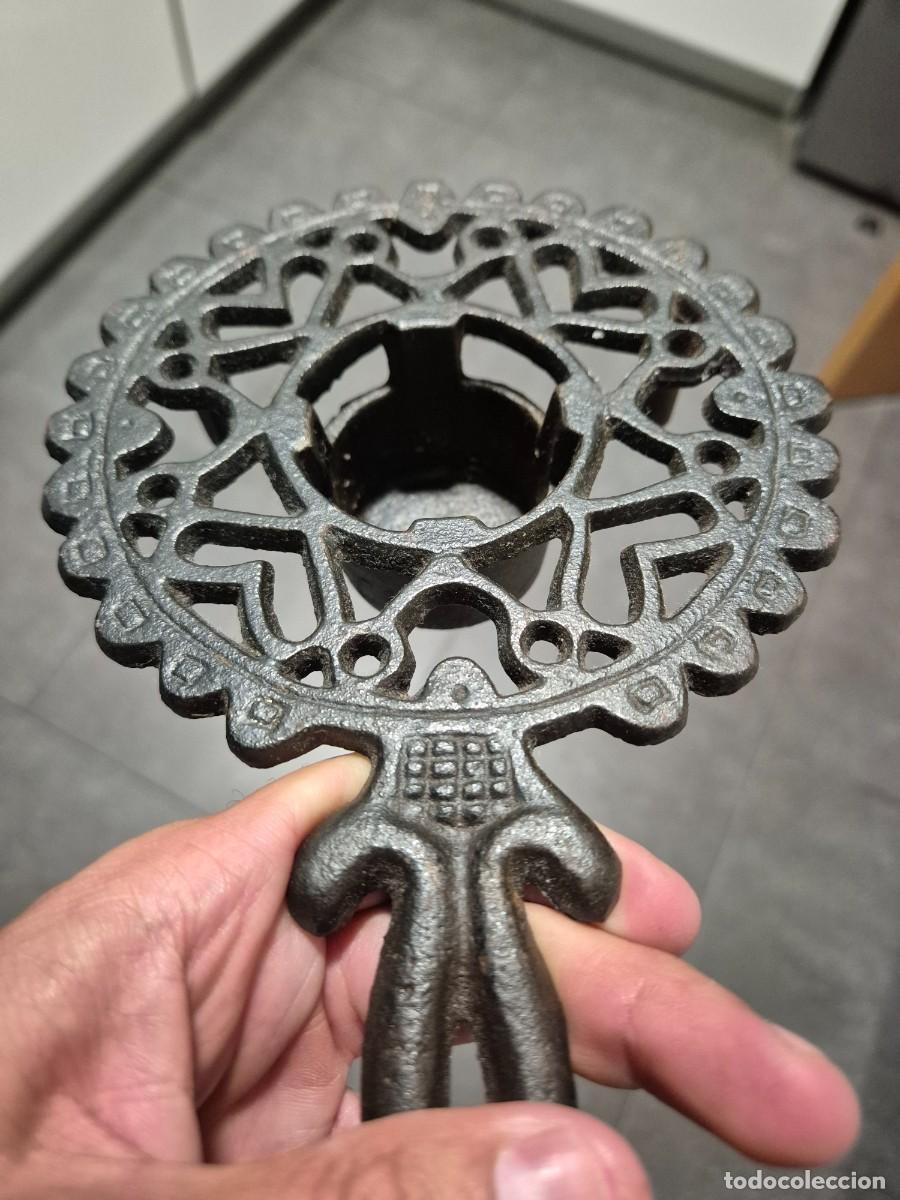 Vintage: Portavelas / Candelabro de Mano de Hierro Fundido &ndash; Dise&ntilde;o Calado Estilo R&uacute;stico / &Eacute;tnico