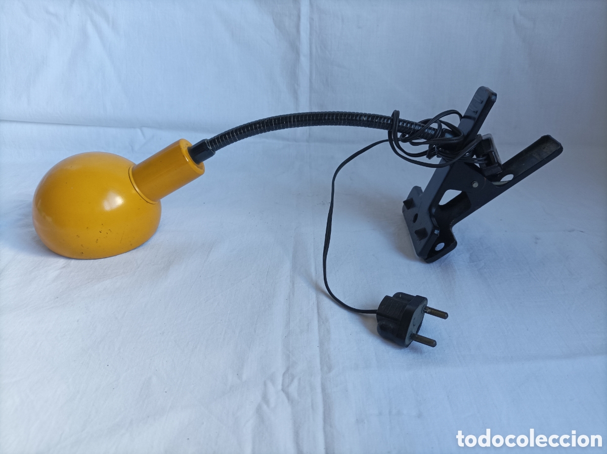 Vintage: Antiguo flexo con pinza. Metal amarillo. Mid century. Funciona.