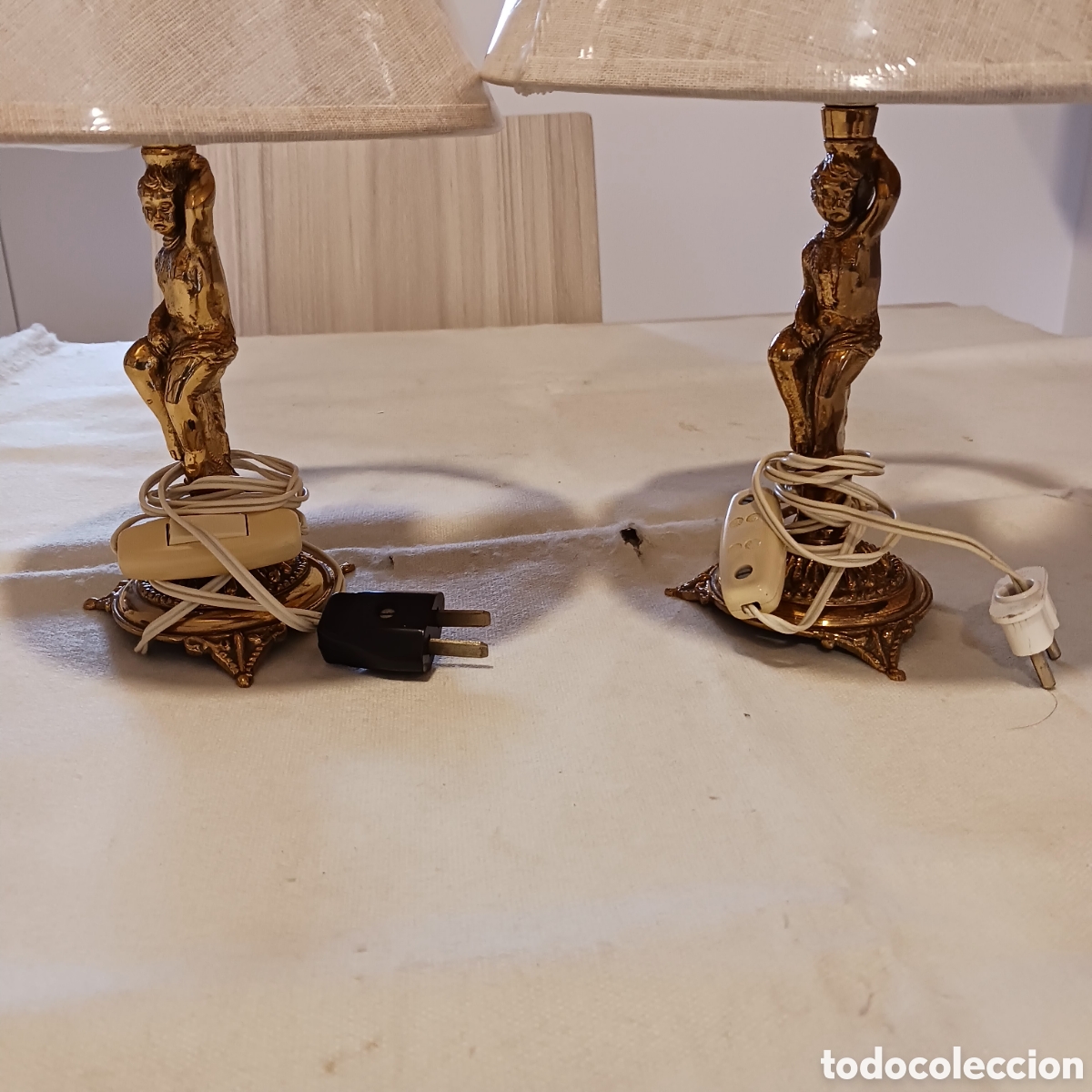 Vintage: Juego 2 l&aacute;mparas mesita de noche con figura de bronce dorado