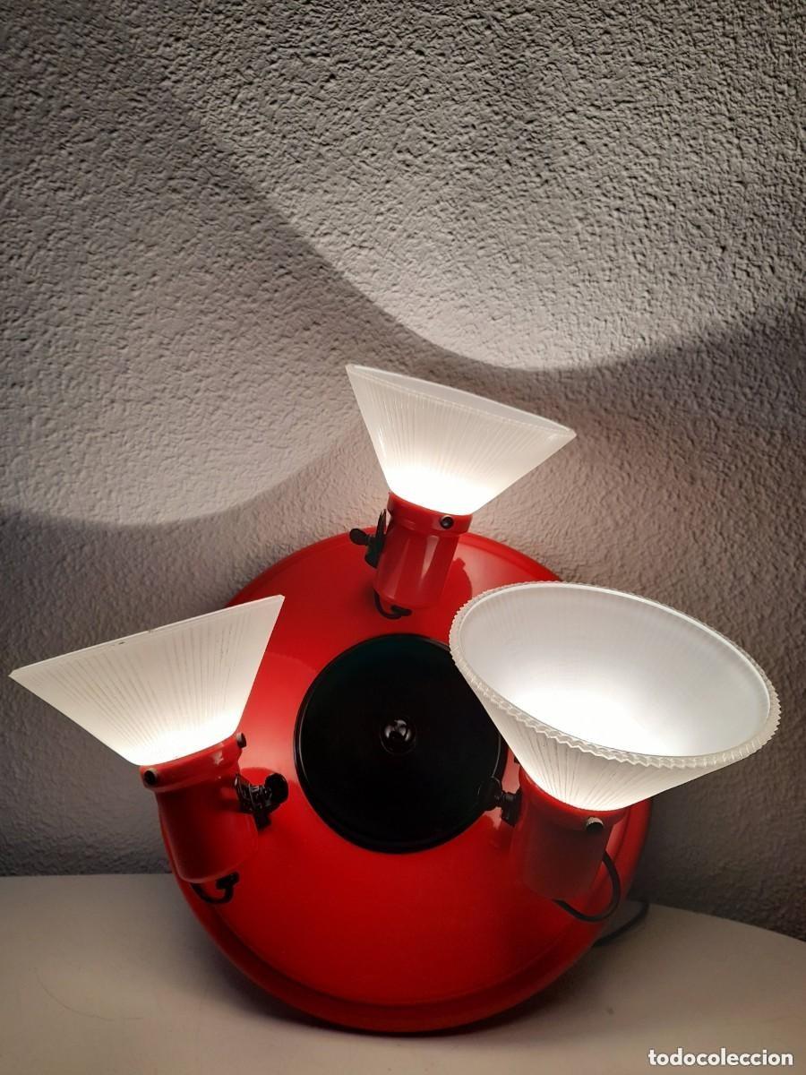 Vintage: Plaf&oacute;n l&aacute;mpara techo rojo 3 focos tulipas acanaladas cristal marca Macia a&ntilde;os 70 funciona