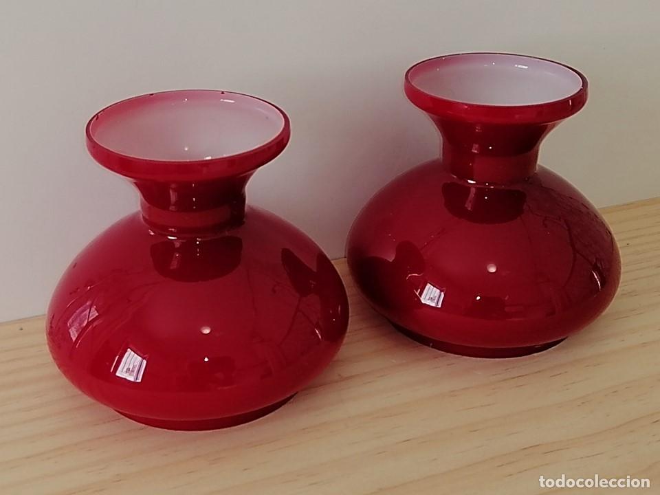 Vintage: DOS TULIPAS DE OPALINA ROJA