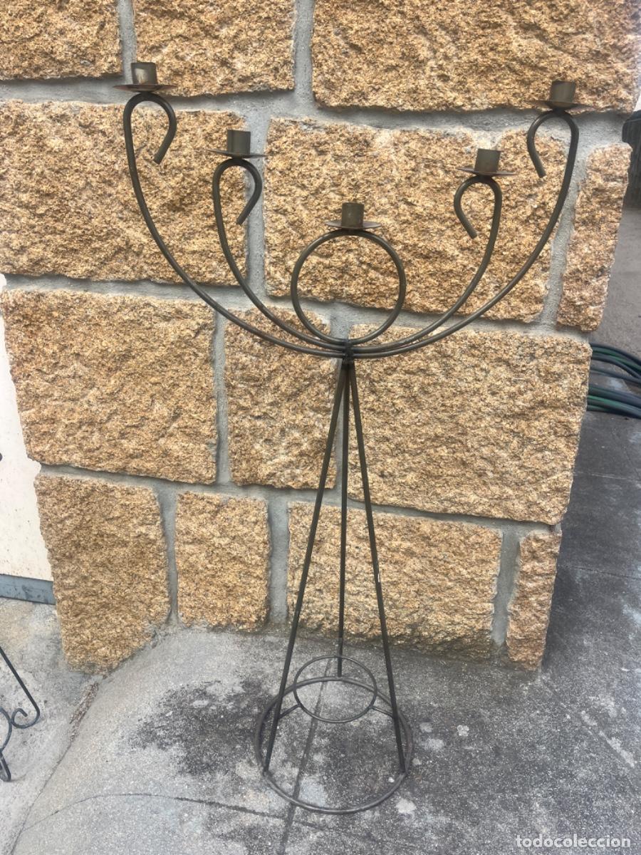 Vintage: Candelabro de pie en forja, de cinco luces.