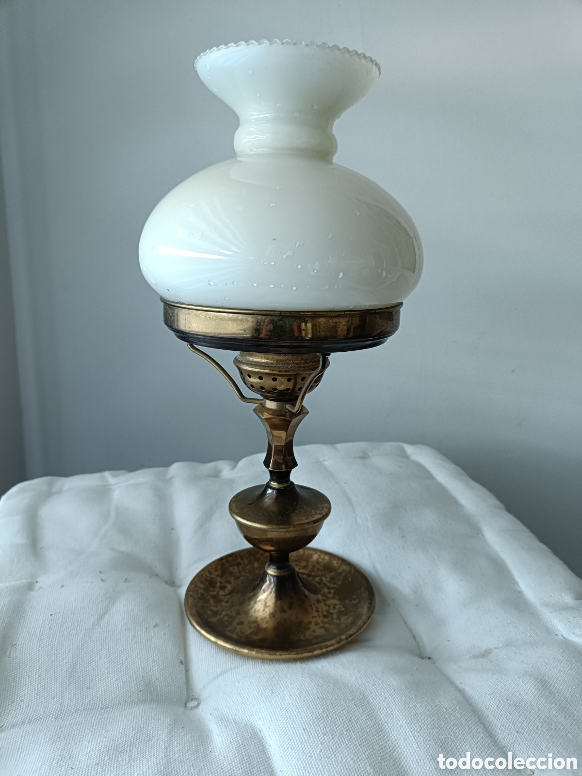 Vintage: LAMPARA VINTAGE METAL ENVEJECIDO Y CRISTAL OPALINO