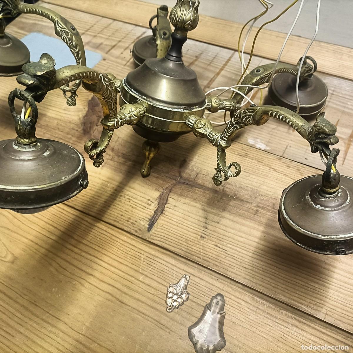 Vintage: L&aacute;mpara de ara&ntilde;a metal con tulipas de cristal