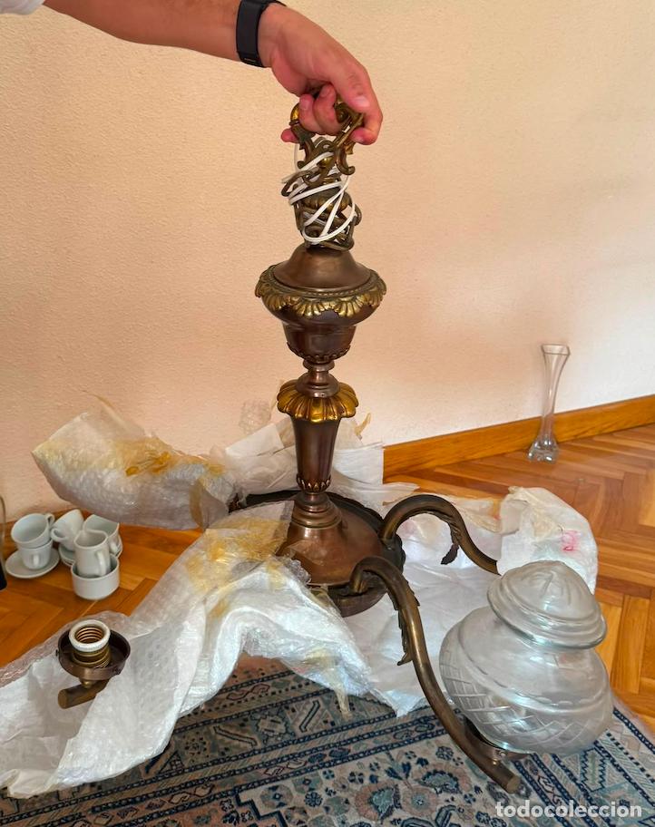 Vintage: Antigua l&aacute;mpara de techo de bronce / lat&oacute;n de con tulipas de cristal grabado (A&ntilde;os 60-70)