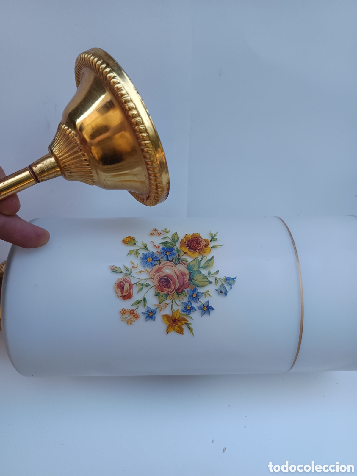 Vintage: Bella lampara de porcelana opalina blanca con flores