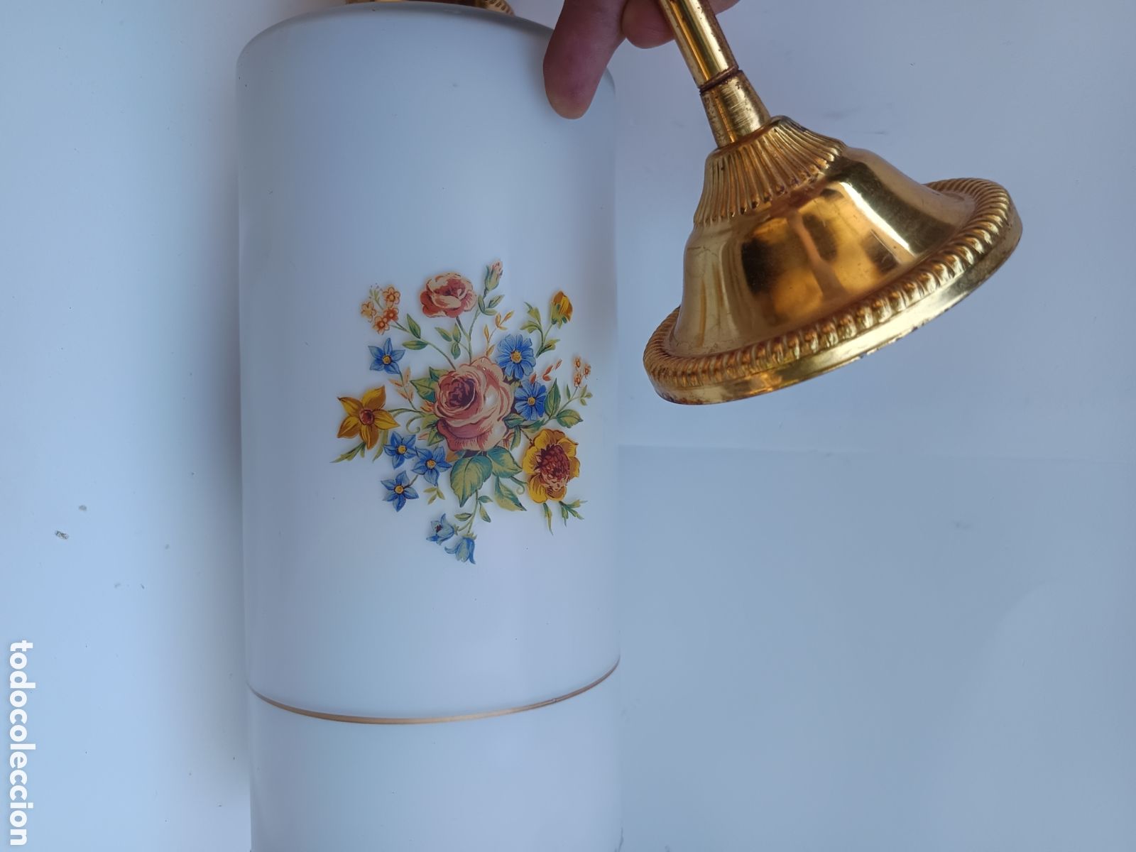 Vintage: Bella lampara de opalina blanca con flores