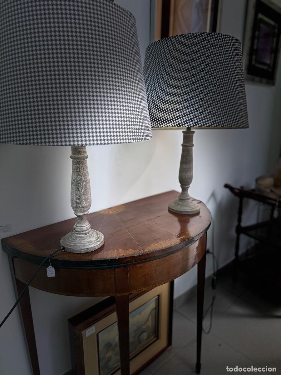 Vintage: Pareja de l&aacute;mparas de sobremesa en madera pintada en gris decapado y pantallas en pata de gallo