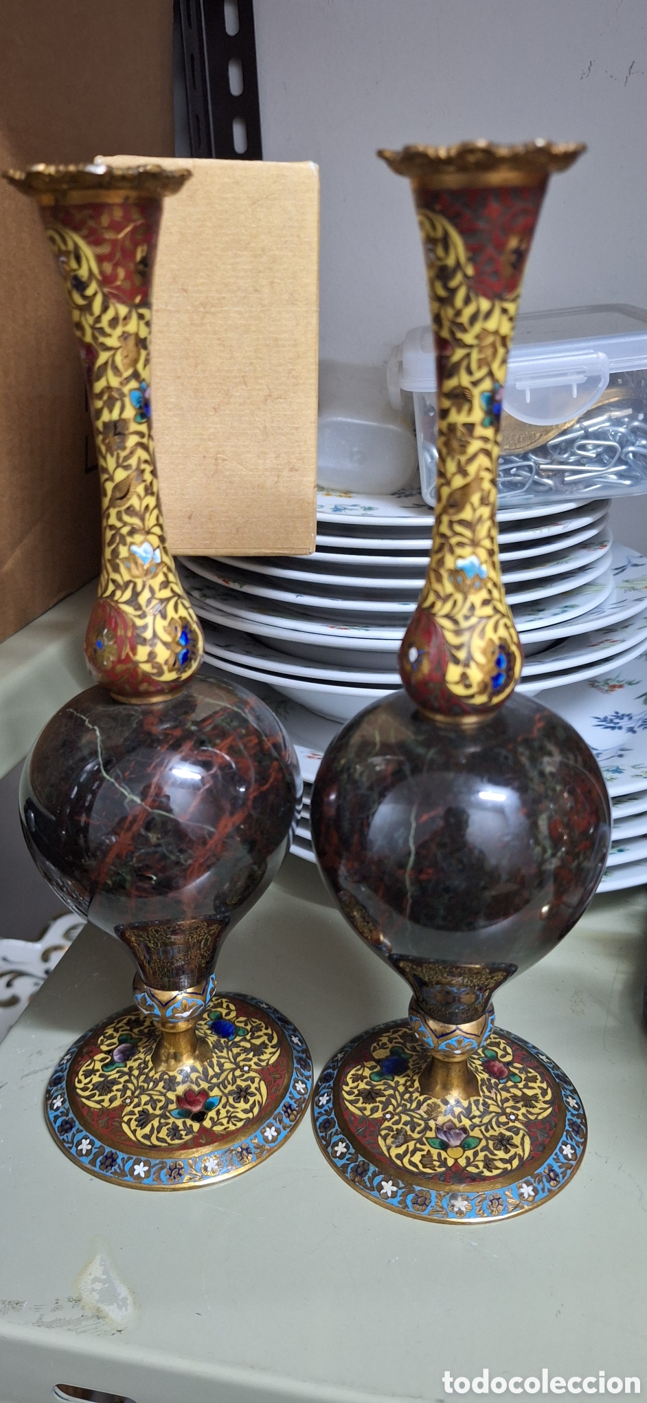 Vintage: Pareja de jarrones en piedra natural y metal