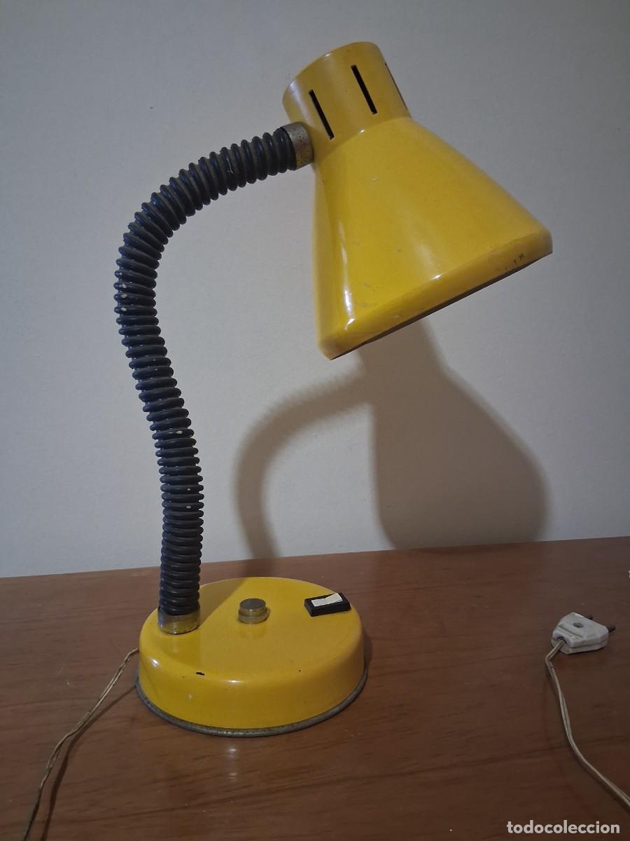 Vintage: Lampara de escritorio flexo de metal amarillo vintage