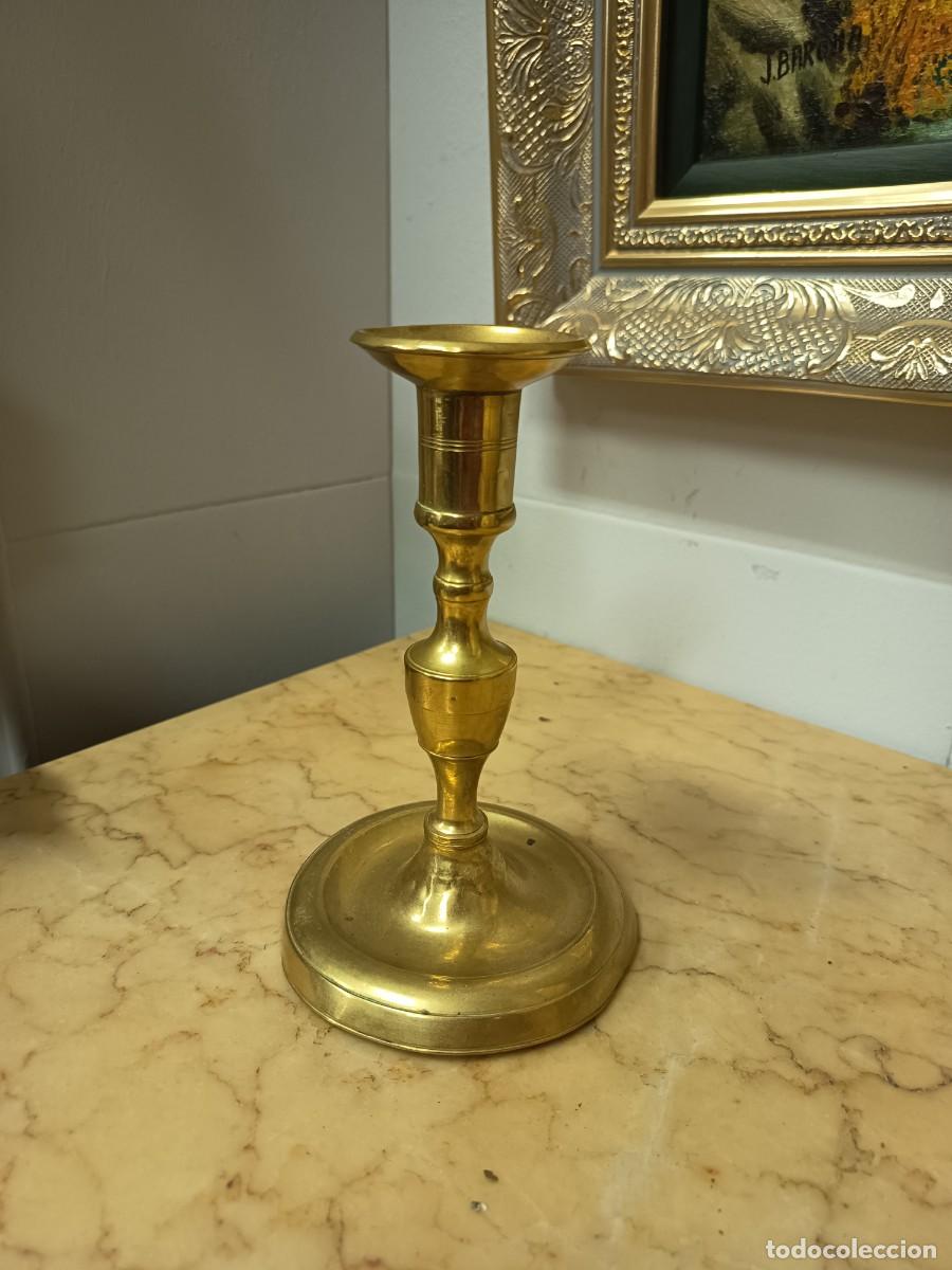 Vintage: Portavelas antiguo lat&oacute;n 17 cm - Foto 1