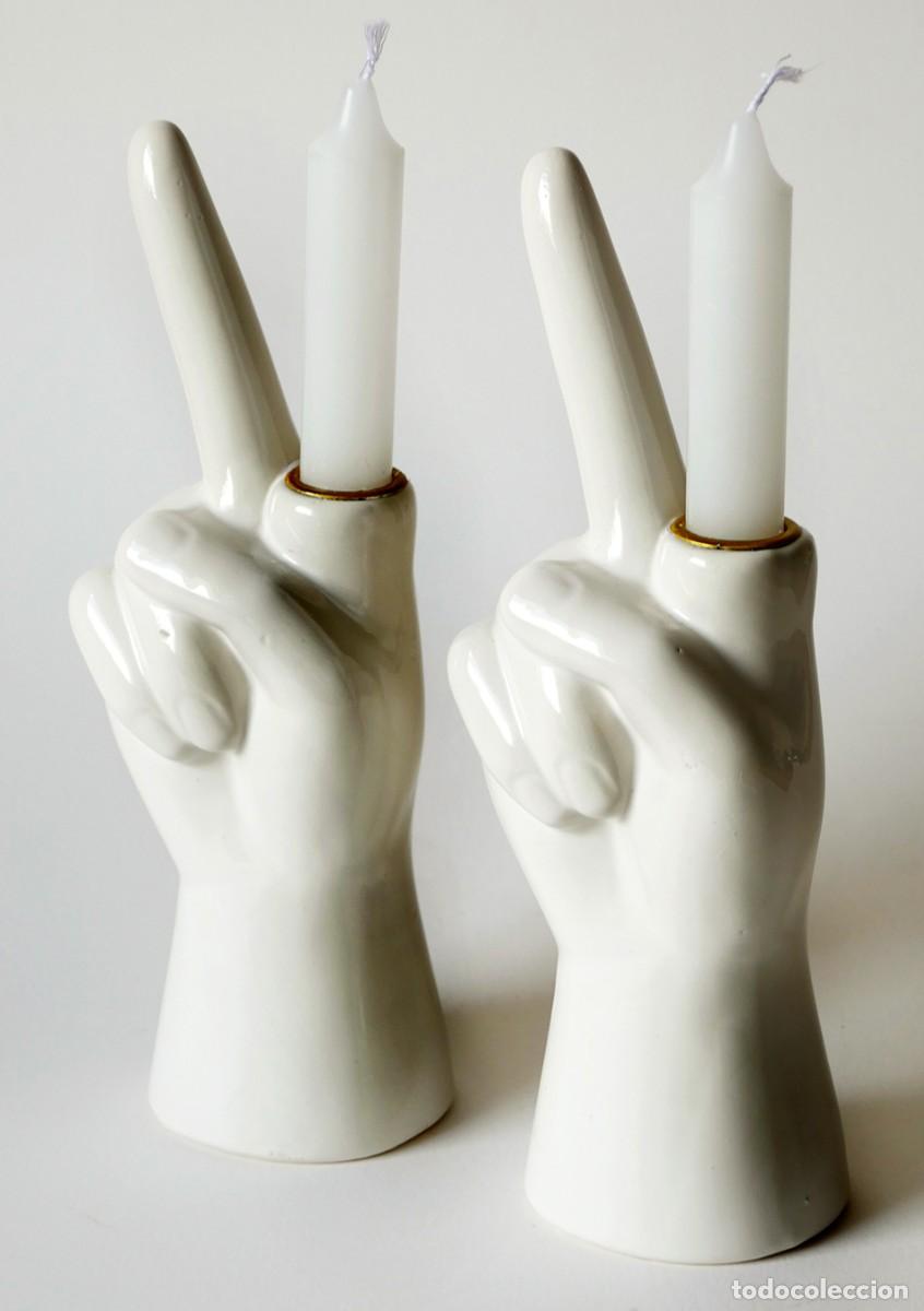 Vintage: PAREJA 2X PORTAVELAS CANDELABROS RETRO VINTAGE MANO EN RELIEVE HACIENDO S&Iacute;MBOLO VICTORIA