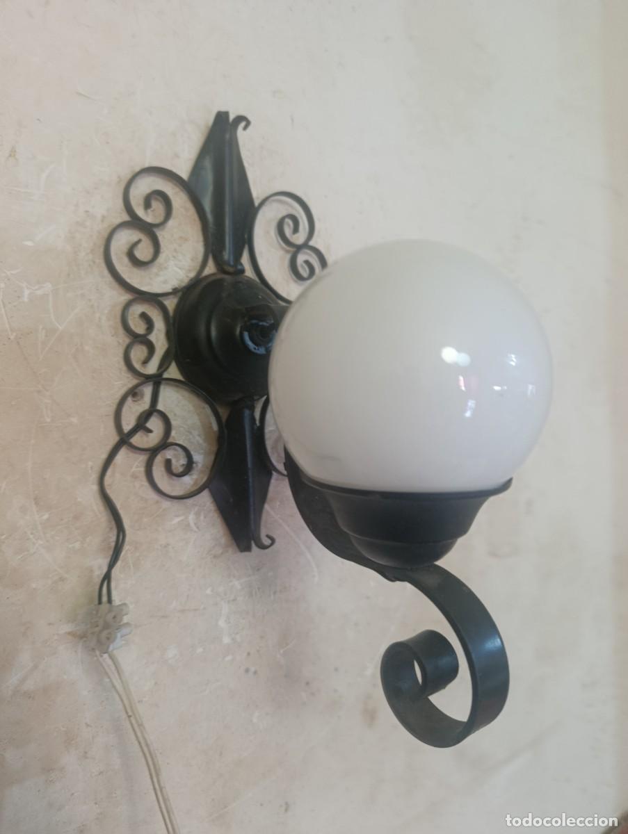 Vintage: Aplique vintage estilo rustico de metal negro y tulipa de opalina blanca