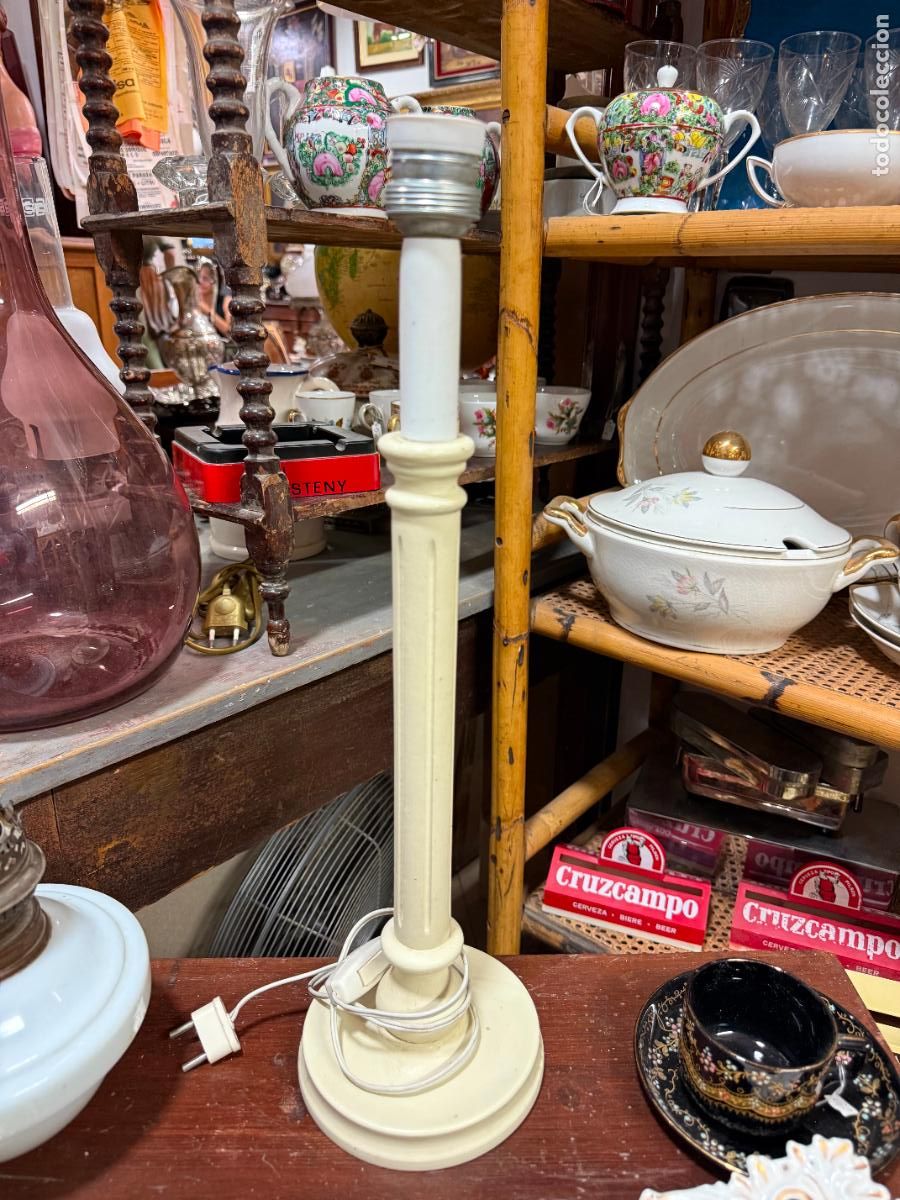 Vintage: LAMPARA SOBRE MESA DE MADERA - MEDIDA 48 CM