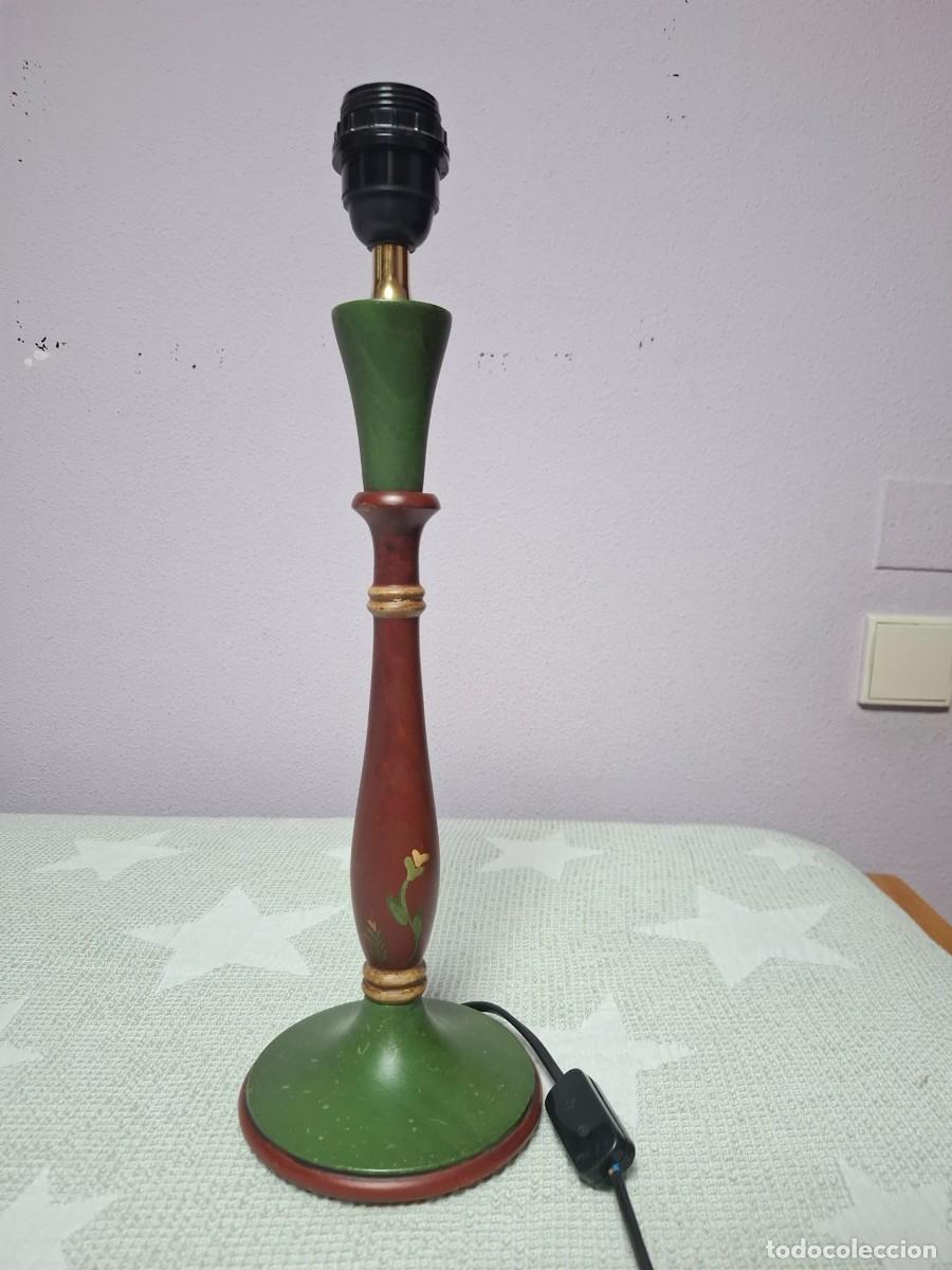 Vintage: L&aacute;mpara de mesa de madera pintada